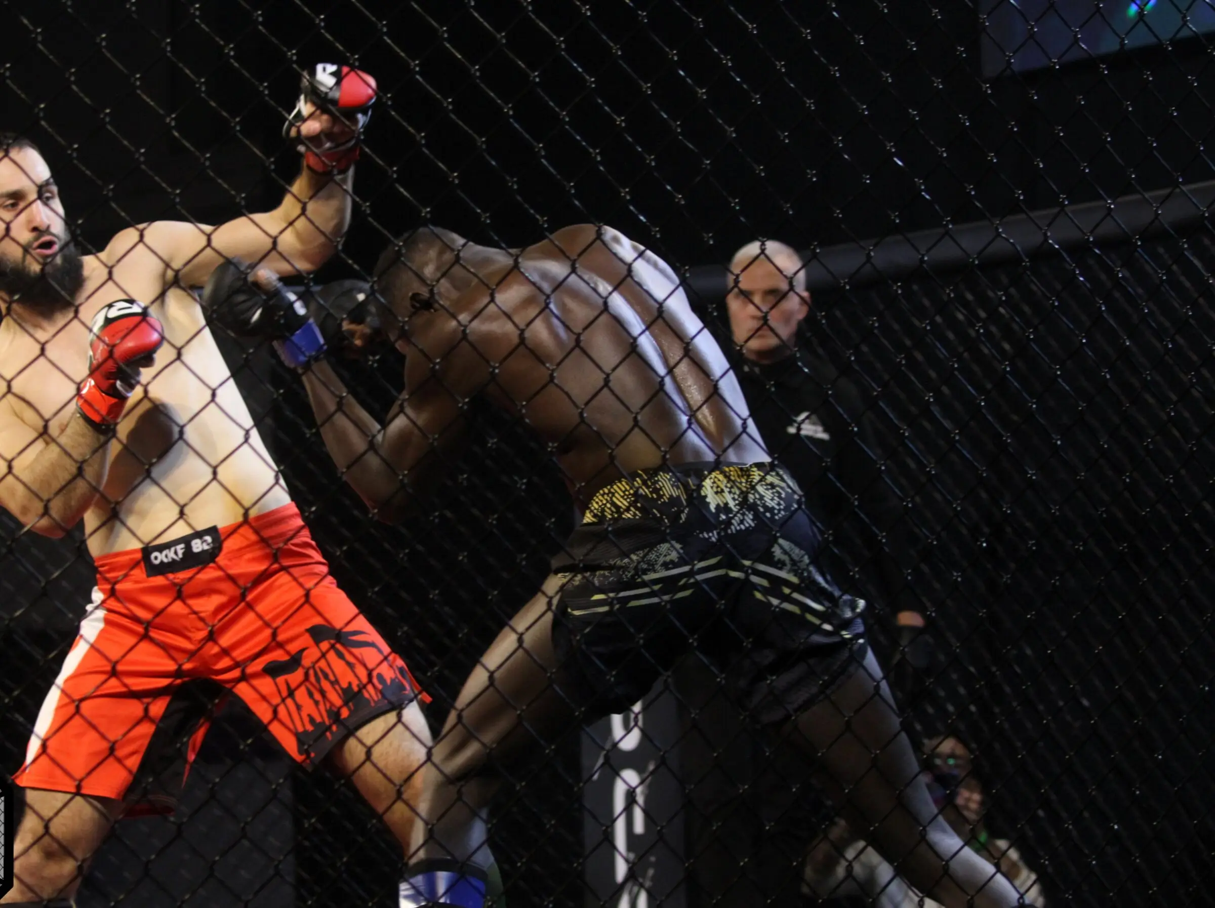 Un combattant de l'OCKF82 frappe dans la cage lors du gala No Cage No Rage