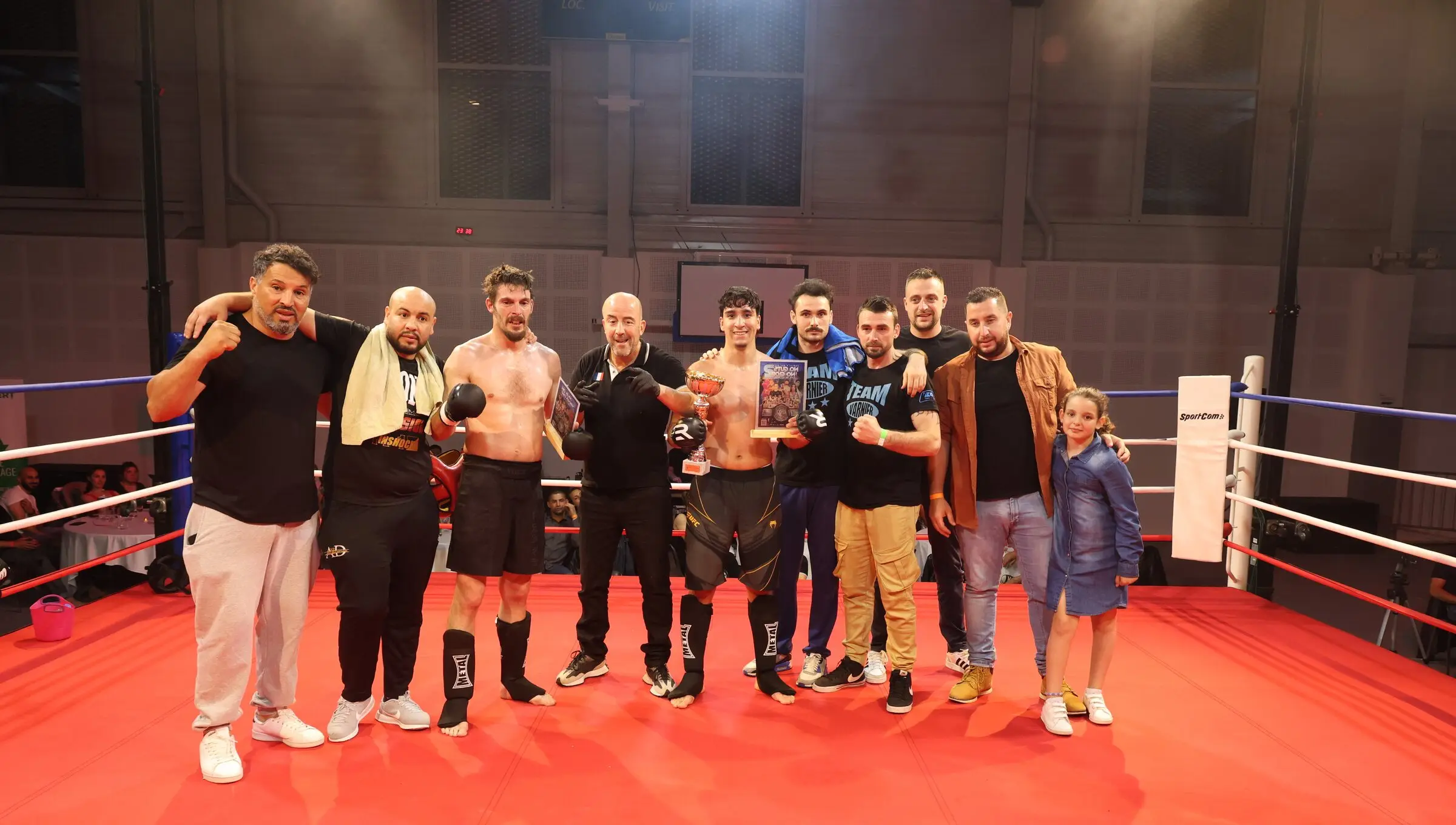 L'équipe et les combattants du club réunis sur le ring