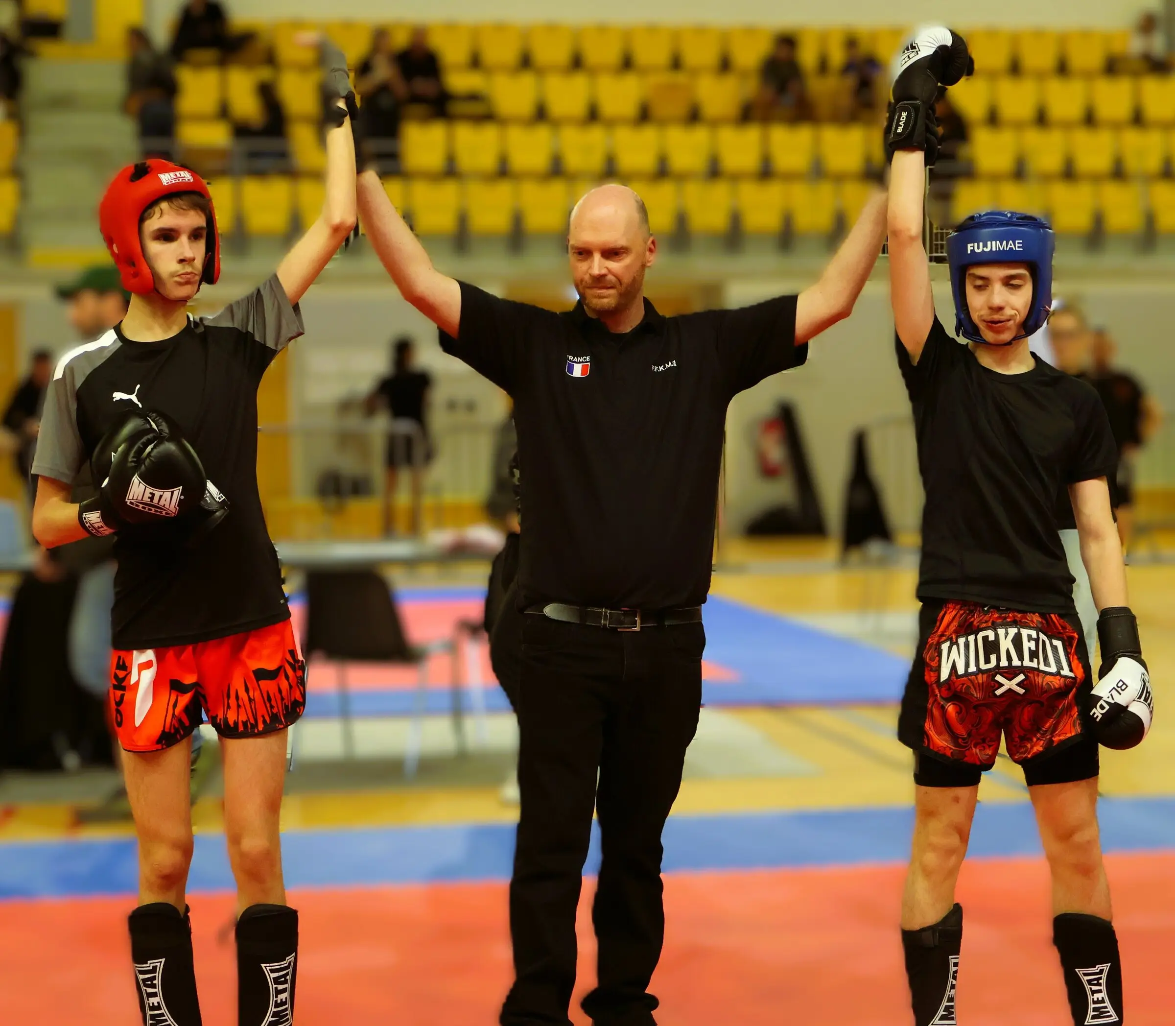 Un arbitre lève le bras de deux jeunes compétiteurs au Challenge occitan 2026