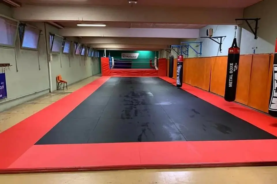 La salle du club, avenue Chamier : tatami, ring et sacs de frappe